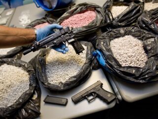 Een pilletje is normaal geworden, maar waar komt het vandaan?