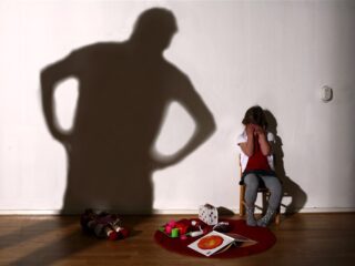 René mishandelde zijn vrouw, en helpt nu andere plegers