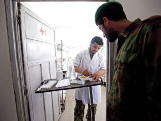 Traumachirurg Martijn Poeze is reservist: 'Ik kan uitgezonden worden'