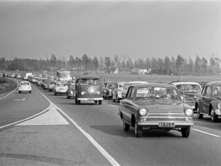 De auto: eerst antwoord op bergen paardenpoep in de stad, nu het zwarte schaap van de elite