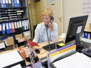 Doorwerken na AOW-leeftijd steeds meer vastgelegd in cao’s: 'Zo behouden we kennis en blijft werken gezond en aantrekkelijk'