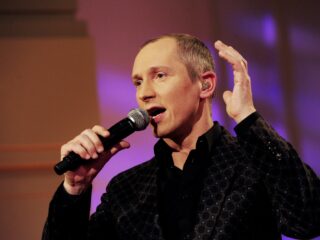 Van klassiek naar headbangen: tenor Helmut Lotti verrast publiek met heavy metal