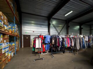 Kledinginzameling loopt vast: 'Kleding uit kledingbak ligt in een loods'