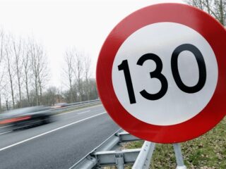 Stand.nl: 'Het herinvoeren van 130 km per uur zou een domme zet zijn'