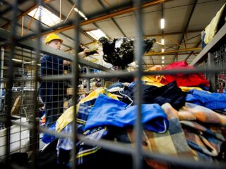 Waarom kopen we met z’n allen zoveel kleding? 'We zijn het als wegwerpproduct gaan zien'