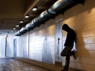 Buddycoach Abdou ziet kinderen vaker en jonger in de criminaliteit belanden