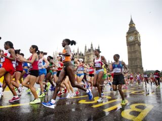 Londenaren rennen marathon in dubbeldekker-kostuum