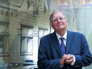 Theoloog en dichter Huub Oosterhuis op 89-jarige leeftijd overleden: 'Monumentale man'