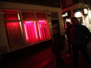 Prostituee het oudste beroep ter wereld? Onzin, zegt deze journalist