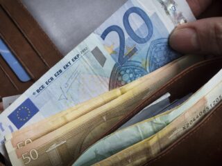 Moeten winkels verplicht worden om contant geld te accepteren? 'Cashgeld is belangrijk'
