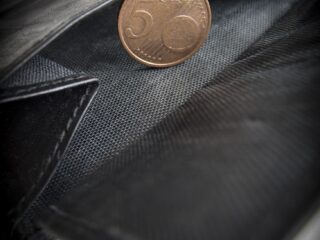 Anita werd financieel misbruikt door haar partner: 'Ik eindigde in een stripclub'