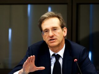 Econoom Lex Hoogduin: 'Gebruik geen eurobonds voor defensie-investeringen'