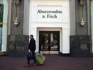 Abercrombie & Fitch onderzoekt beschuldigingen van seksueel misbruik tegen voormalig CEO Mike Jeffries