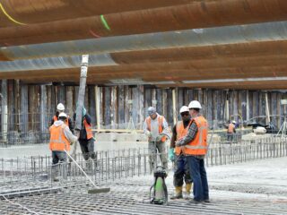 Personeelstekort van 60 duizend mensen dreigt voor de bouw: 'Te weinig mensen op de bouwplaats en op kantoor'