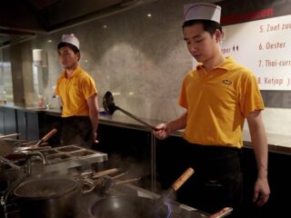 Julie groeide op in een Chinees-Indisch restaurant en sliep onder de toonbank