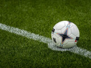 De transferdeadline nadert, 'maar voetbalclubs houden vooral de hand op de knip'