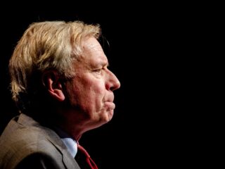 Jaap de Hoop Scheffer: 'Het zijn hun doden, maar het is ónze oorlog'