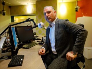 Vanavond in Kunststof: een speciale uitzending over de Pionierstegel met Eric Corton