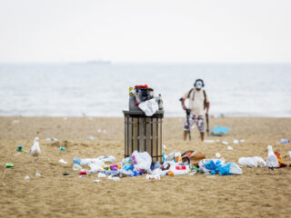 Stand.nl: 'We moeten plastic de oorlog verklaren'