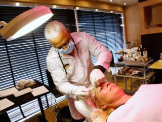 Cosmetische behandeling én vakantie voor een prikkie; 'voor eenderde van de prijs in Nederland'