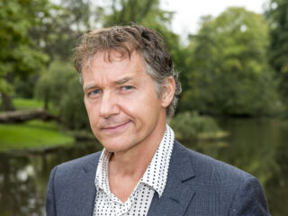 Thom Hoffman wil een ander beeld van Joost Zwagerman laten zien: 'Hij was bovenal een genereuze vriend'