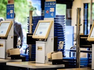 Dreigementen en scheldpartijen: personeel bij zelfscankassa heeft het zwaar te verduren