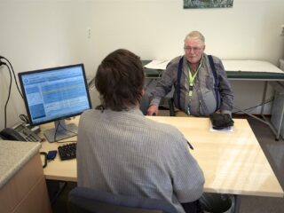 Waarom huisartsen steeds vaker kiezen voor 'meekijkconsult': 'Scheelt tijd voor arts én patiënt'