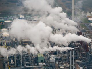 De vervuiler betaalt? Shell verdient miljoenen aan emissiehandelssysteem