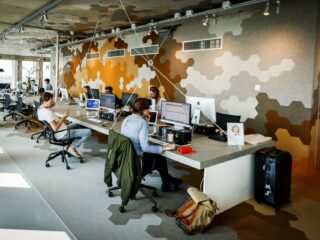 'Verplicht' op dinsdag en donderdag naar kantoor: 'Als collega's het doen, kun jij niet achterblijven'