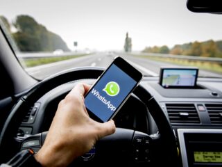 Je auto rijdt zelf, terwijl jij wat anders doet: 'Veel veiliger'