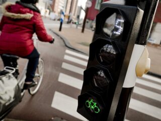 Door rood rijden, opstoppingen veroorzaken: zijn fietsers asociaal of speelt er meer?