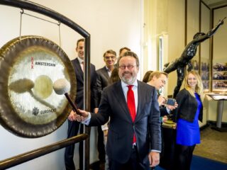 Directeur DNB: 'Matig je looneisen, matig de winst en overheid: geef minder uit'