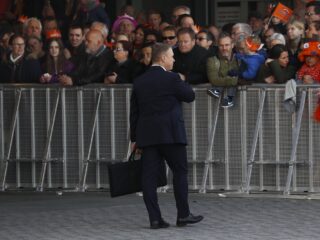 Wat zit er in de zwarte koffers van de 'veiligheidsmannetjes' op Koningsdag?