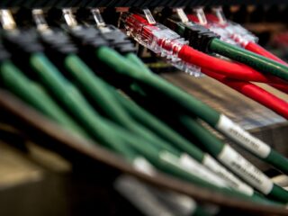 Waarom onze onderzeese internetkabels enorm kwetsbaar zijn voor sabotage