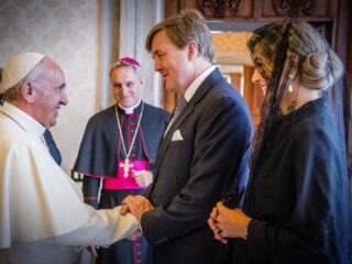 Wordt het de Oranjes kwalijk genomen dat ze niet naar de paus-uitvaart gaan?