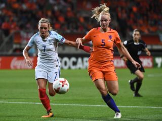 Kika van Es in podcast 'DRUK': 'Ik ben gepest en heb huilend op trainingen gestaan'