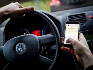 Driekwart automobilisten gebruikt telefoon tijdens rijden: 'Mensen zijn heel slecht in het inschatten van gevaren'