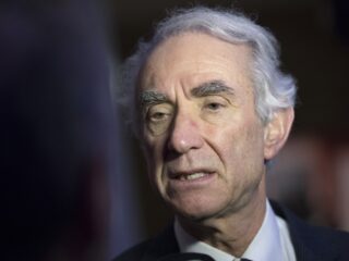 Oud-asielminister Leers luidt noodklok: burgers trekken het niet meer, nu asielaanpak nodig