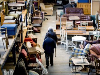 Wat breng je naar de kringloopwinkel? 'We krijgen zelfs afval met maandverband'