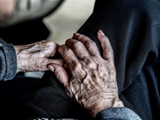 Willem heeft veel contact en is toch eenzaam: 'Radio aan tegen de stilte'