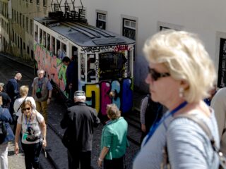 Lissabon experimenteert met toeristenwerend ov-beleid: volgt Amsterdam?