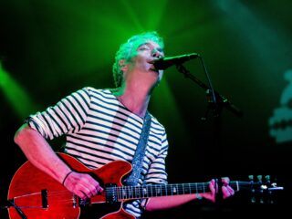 Lennaert Nijgh Prijs 2023 gaat naar Spinvis: 'Tekstueel gezien een tovenaar'