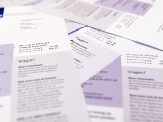 Zijn verkeersboetes in Nederland te hoog? 'Je kunt beter iemand slaan, dan op een invalide parkeerplaats parkeren'