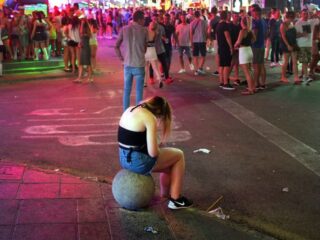 Waarom slaan jongeren door op vakantie?