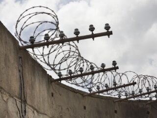 Vast in buitenlandse horrorcel: 'Ik zat tussen bendegeweld, kakkerlakken en in de urinestank'