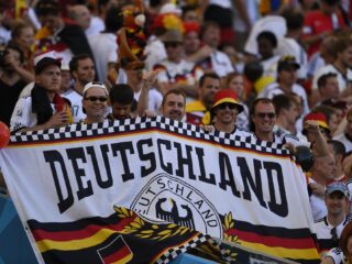 Is dit de slechtste voetbalhit ooit?