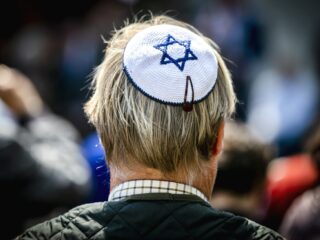 Universitair docent: 'Antisemitisme lijkt soms wel de oudste complottheorie die er is'