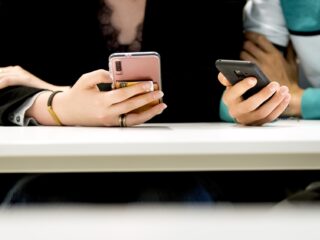 'Diep in hun hart weten ook leerlingen dat een mobieltjesverbod beter is'