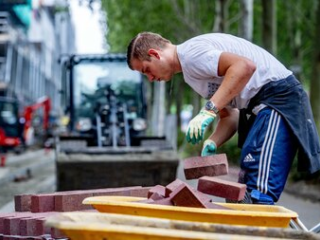 Stratenmakers tillen nog steeds met de hand, terwijl machines klaarstaan