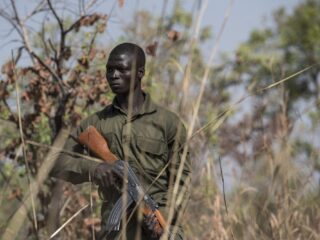 De andere kant van de jacht op stropers: Nederlandse journalist onthult misstanden in Afrikaanse parken